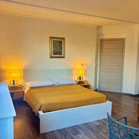 Victoria Royal Garden Aparthotel Como Exterior photo
